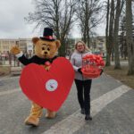 Na zdjęciu widzimy uczestników Walentynkowej akcji z Wielkim Czerwonym Sercem.