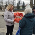 Na zdjęciu widzimy uczestników Walentynkowej akcji z Wielkim Czerwonym Sercem.
