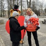 Na zdjęciu widzimy uczestników Walentynkowej akcji z Wielkim Czerwonym Sercem.
