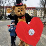 Na zdjęciu widzimy uczestnika Walentynkowej akcji z Wielkim Czerwonym Sercem.