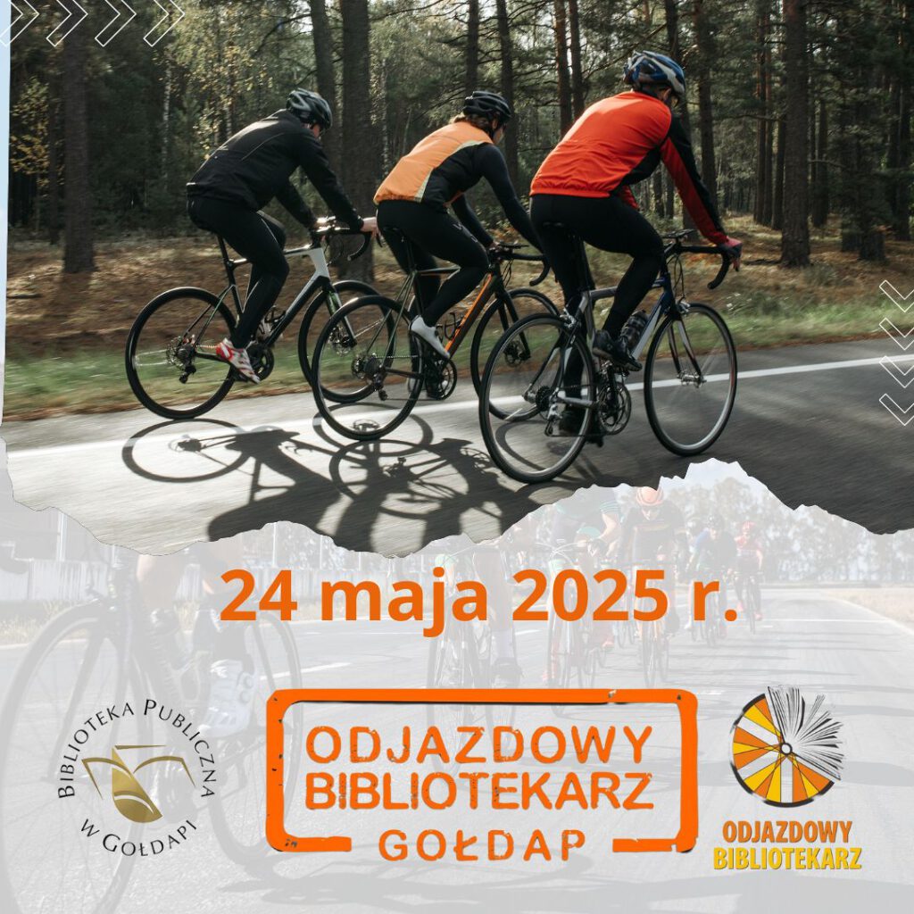 Trzech mężczyzn jedzie obok siebie rowerami po drodze asfaltowej. Po prawej stronie znajduje się las.