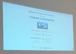 Wyświetlony plakat z projektora w pracowni komputerowej biblioteki informujący o Tygodniu z Internetem