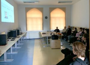 Uczestnicy spotkania oglądają materiał wyświetlany z projektora