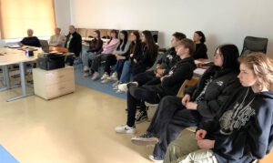 Uczestnicy spotkania oglądają materiał wyświetlany z projektora