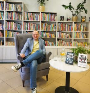 Na zdjęciu widzimy autora podczas spotkania w bibliotece.