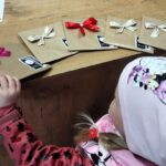 Na zdjęciu widzimy uczestniczkę wydarzenia wybierającą niespodziankę.