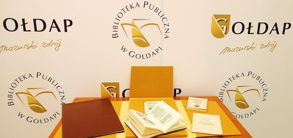 Fotografia przedstawia zawartość całej księgi Konstytucji 3 maja.