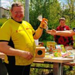 Na zdjęciu widzimy Pana odbierającego niespodziankę za zabawę w pytanie odpowiedź.