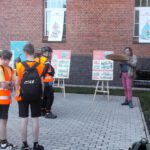 Na zdjęciu widzimy Pana, który omawia wystawę Kajko i Kokosz uczestnikom wydarzenia.