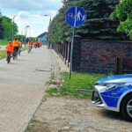 Na zdjęciu widzimy uczestników odjazdowego bibliotekarza jadących na rowerach.