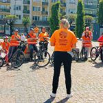 Na zdjęciu widzimy policjantów omawiających zasady bezpieczeństwa.