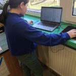Dziewczynka szuka informacji w laptopie