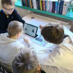 Chłopcy wykonują prace przy stoliku
