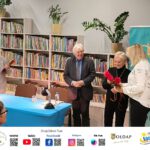 Wręczanie kwiatów trzem osobom.