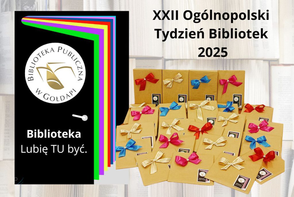 Upominki ułożone na tle stron książek, po lewej stronie znajduje się czarna książka z logo biblioteki i napisem. Nad upominkami widnieje napis XXII Ogólnopolski Tydzień Bibliotek 2025.
