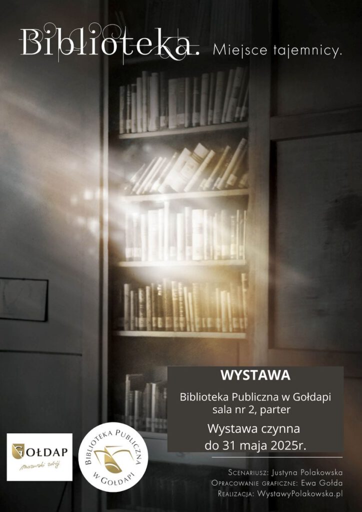 Na zdjęciu znajduje się regał z ustawionymi książkami na półkach