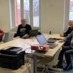 Czworo uczestników warsztatów ogląda materiał wyświetlany z projektora.