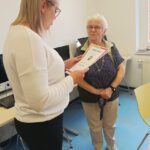 Pani dyrektor wręcza certyfikat uczestnictwa dla kobiety która uczęszczała na zajęcia.