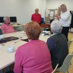 Pani dyrektor dziękuje uczestnikom za uczestnictwo. W tle w czerwonej koszuli instruktor warsztatów.