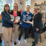 Cztery panie prezentują fioletowe i niebieskie motyle.