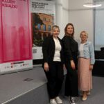 Kobiety pozujące do zdjęcia za nimi widnieje rolap Dyskusyjne Kluby Książki.