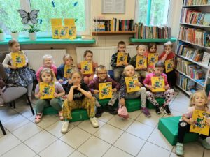 Dzieci prezentują żółte książki