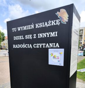 Tył szafy z cytatem i logo WPRCz.