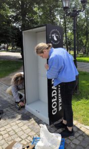 Kobieta z mężczyzną montują szafę