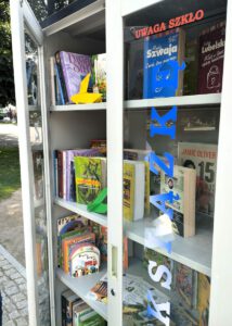 Pólki z książkami, widoczne ptaszki origami z programu WPRCz.