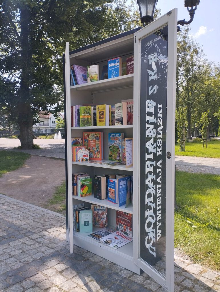 Zdjęcie przedstawia szafę z boku wypełnioną książkami
