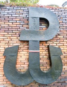 Na zdjęciu widzimy duży metalowy symbol Polski Walczącej.