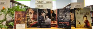 Na zdjęciu widzimy wystawę książek w bibliotece.