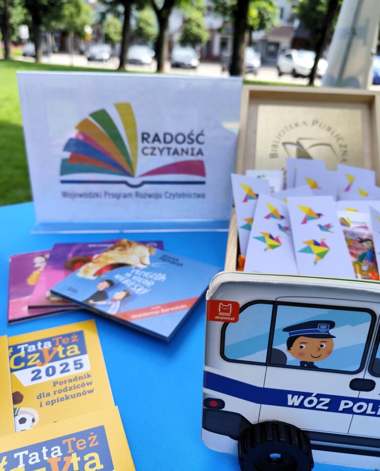 Stół na którym są ustawione książki, zakładki w skrzynce.