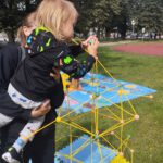 Na zdjęciu widzimy uczestników bawiących się w parku.