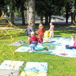 Na zdjęciu widzimy uczestników bawiących się w parku.