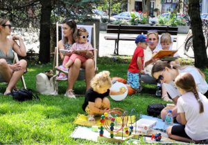 Grupa ludzi uczestnicząca w wydarzeniu