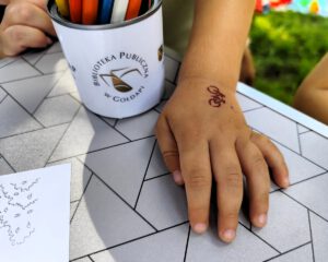 Rączka na której wykonano tatuaż rower