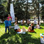 uczestnicy spotkania siedzą przed teatrzykiem