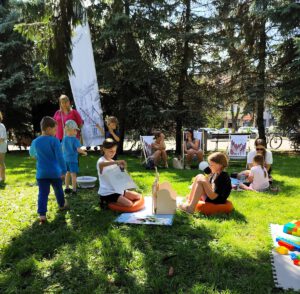 uczestnicy spotkania siedzą przed teatrzykiem