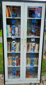 Na zdjęciu widoczna cała szafa bookrosingową