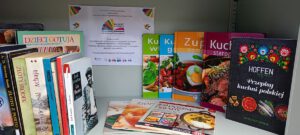Fotka przedstawia półkę w szafie z literaturą dla dzieci