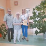 Dwie kobiety i mężczyzna stoją pozując do aparatu.