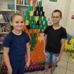 Dzieci prezentują swoje budowle z kolorowych kubeczków.