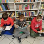 Dzieci czytają książki.