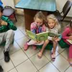 Dzieci czytają książki