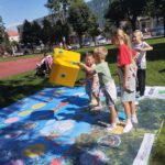 Na zdjęciu widzimy uczestników wydarzenia bawiących się dużą grą wielkoformatową.