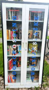 Na zdjęciu widoczna cała szafa bookrosingową