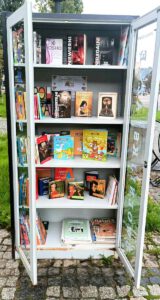 Na zdjęciu widoczna cała otwarta szafa bookrosingowa