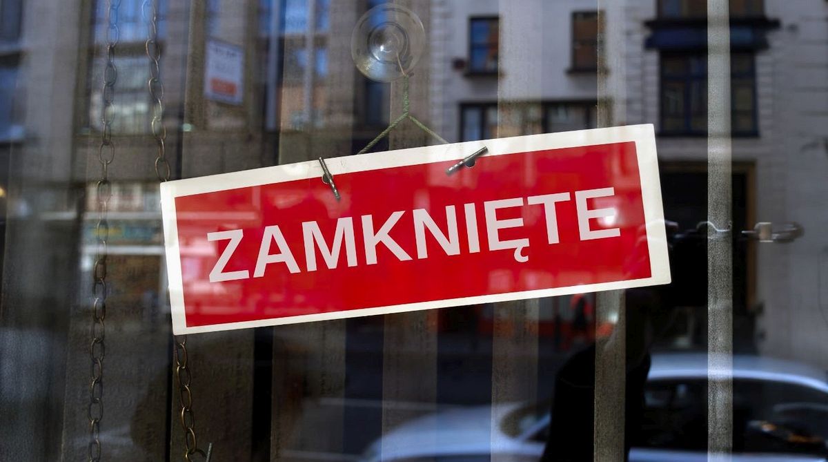 Biały napis na czerwonej plakietce- zamknięte.