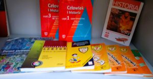 Na zdjęciu widoczne książki poukładane na jednej półce.